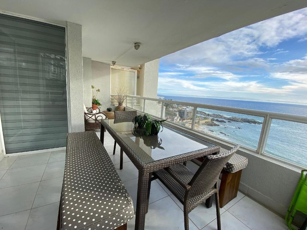 Un balcón o terraza en Vista al mar y acceso directo a la playa en Reñaca