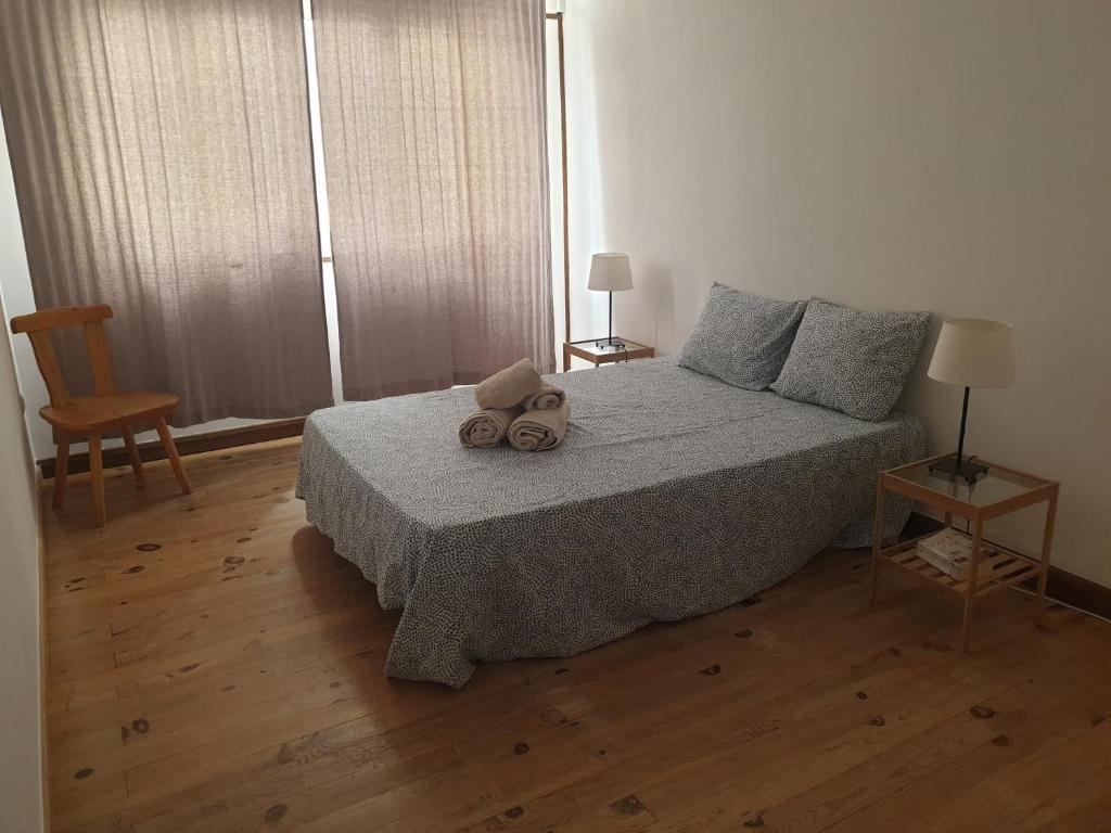 un dormitorio con una cama con un animal de peluche en Coffee&Bed Tenerife Dreams en Santa Cruz de Tenerife