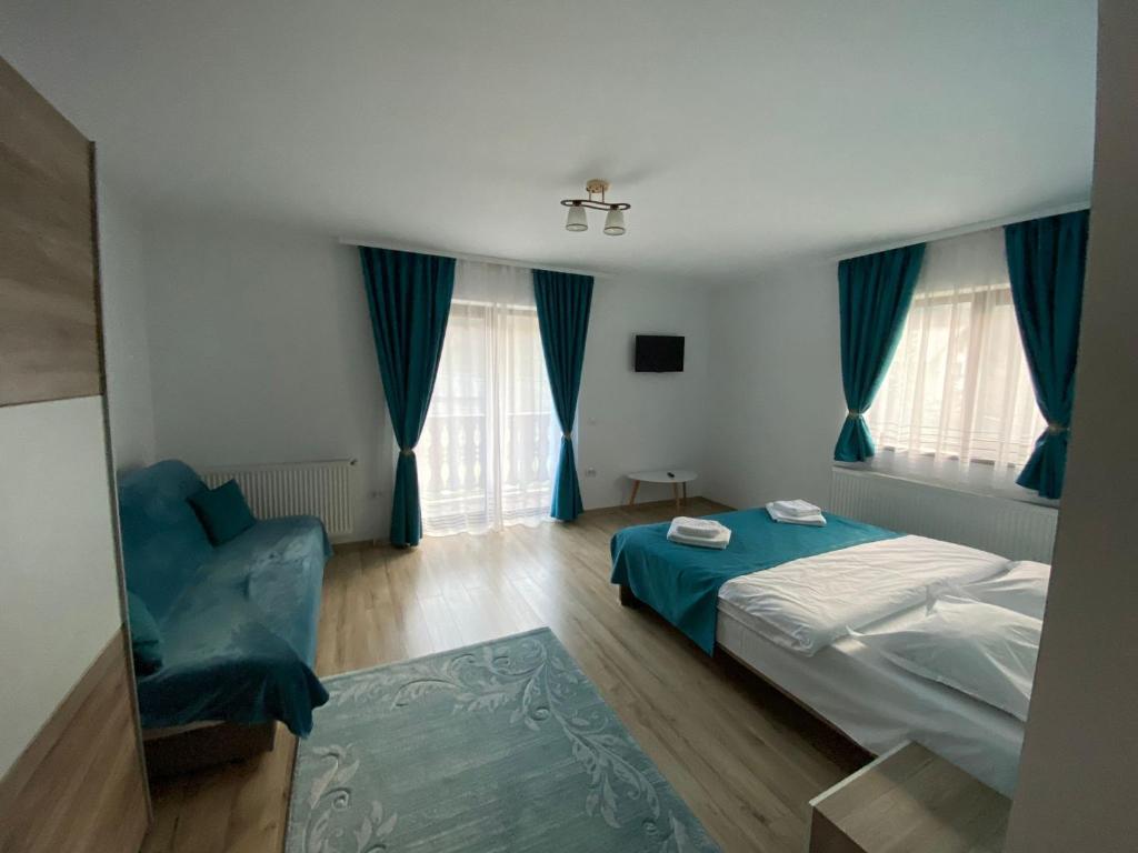 モイエチウ・デ・ススにあるCasa Edenのベッドルーム1室(ベッド1台、青い椅子付)