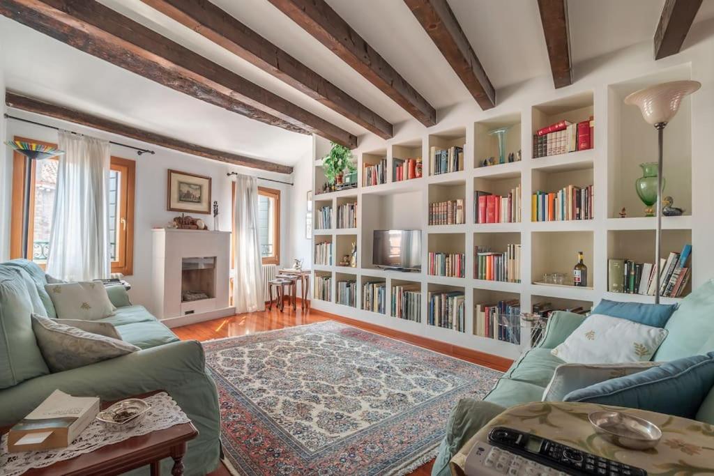 - un salon avec un canapé et des étagères dans l'établissement Charming loft with roof terrace close to S. Marco, à Venise