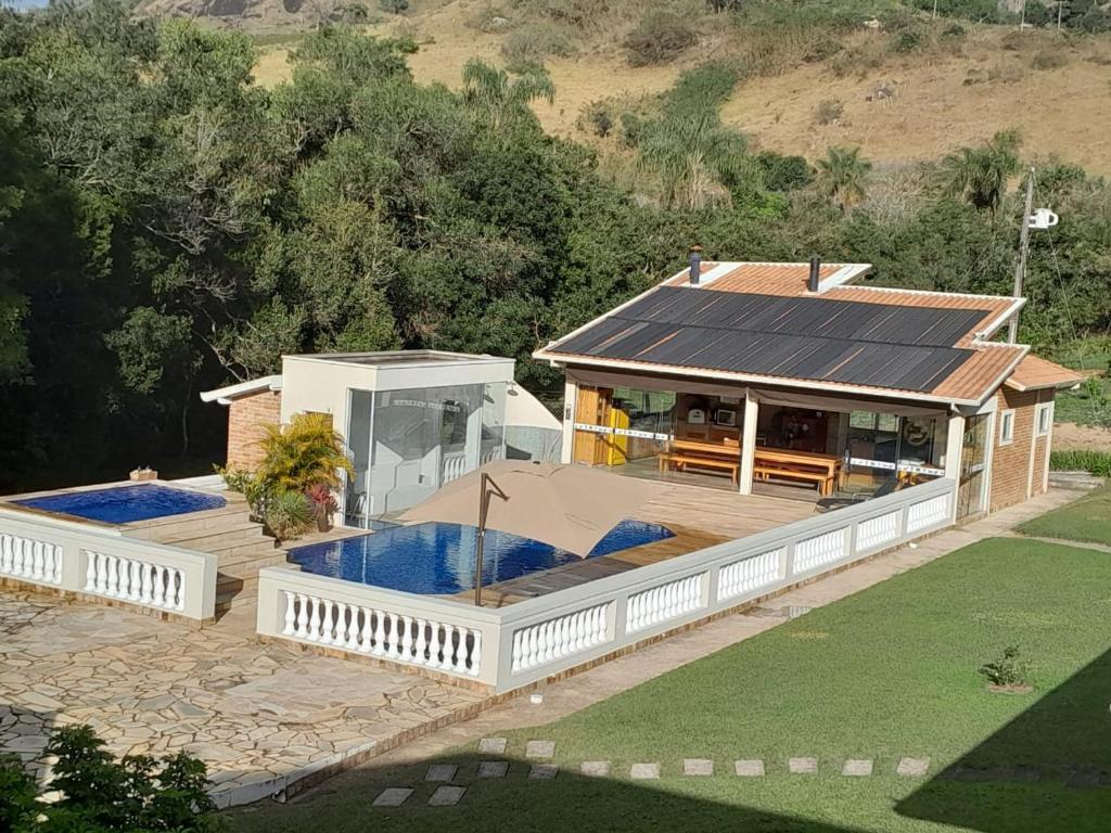 vista aerea di una casa con piscina di Refúgio espiritual e total conforto nas montanhas a Caldas
