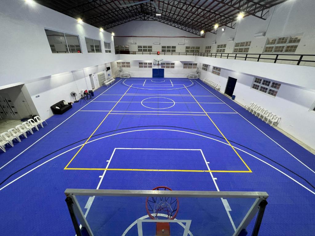 una gran pista de tenis con suelo azul en Villa Del Cascel en Bulala