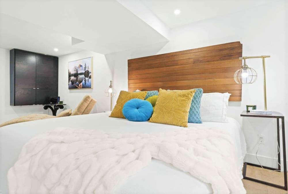 Lova arba lovos apgyvendinimo įstaigoje Spacious & fully equipped - Private studio apartment - lower level
