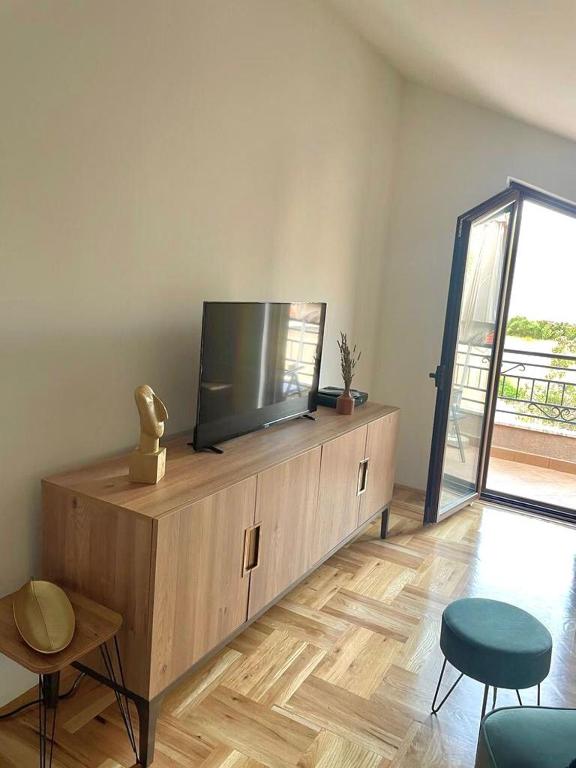 TV a/nebo společenská místnost v ubytování Apartment R