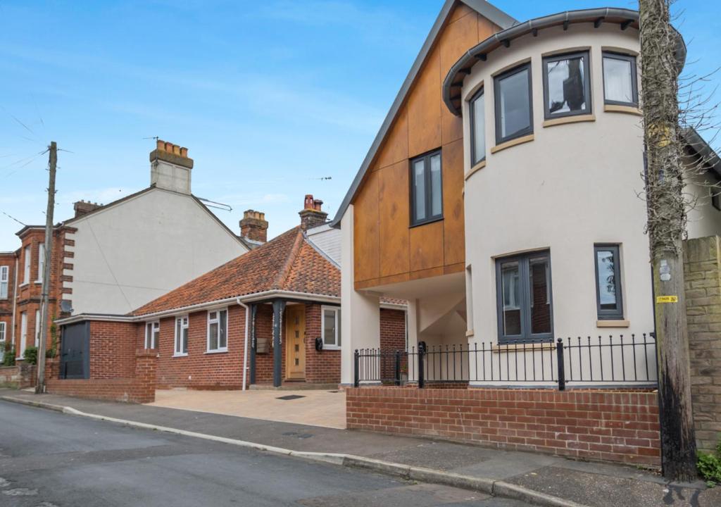 eine Gruppe von Häusern auf einer Straße in der Unterkunft Midsomer in Aldeburgh