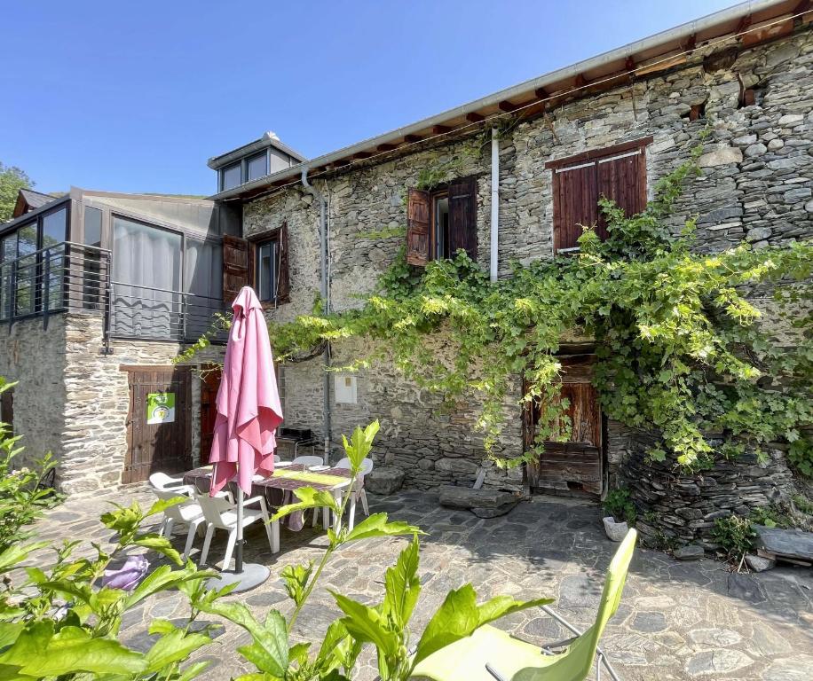 Tignac的住宿－La Treille，石头房子,设有配有桌椅的庭院