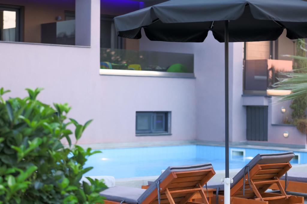 Bazén v ubytování Hotel Yakinthos nebo v jeho okolí