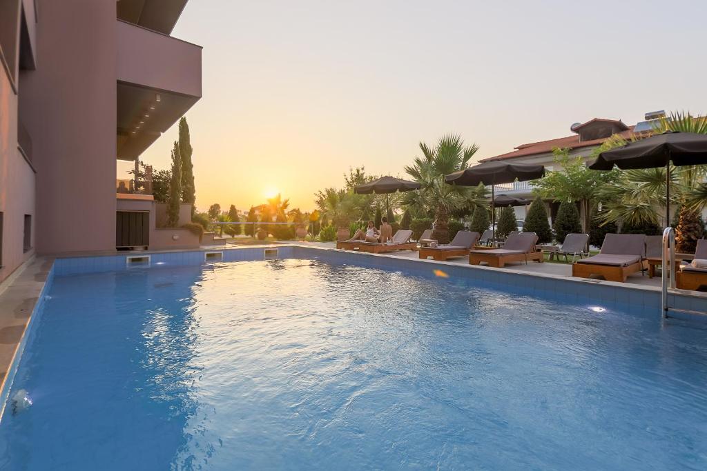uma grande piscina ao lado de um hotel em Hotel Yakinthos em Paralia Katerinis