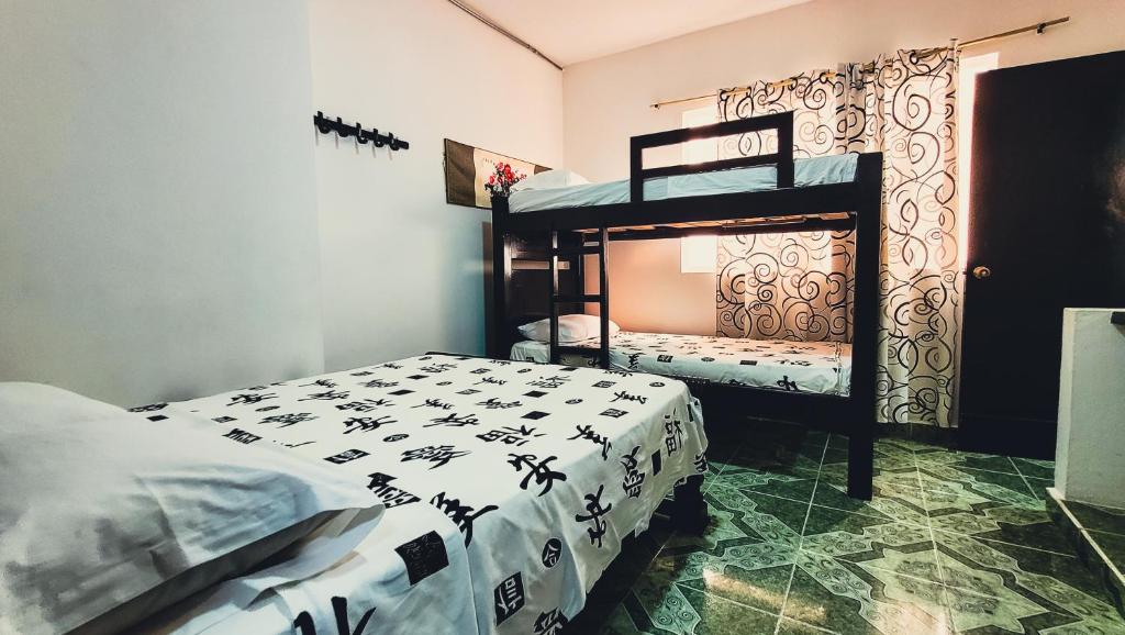 um quarto com 2 beliches num quarto em Hotel Beijing Cartagena em Cartagena das Índias