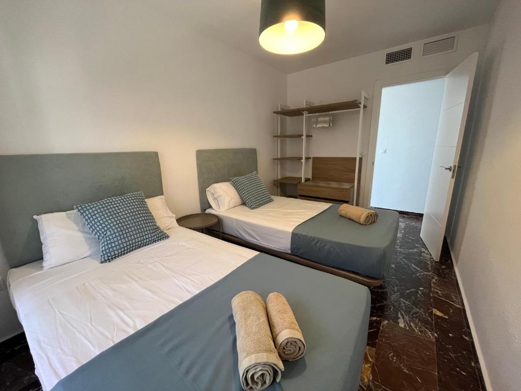 Postel nebo postele na pokoji v ubytování Sur Suites La Marina