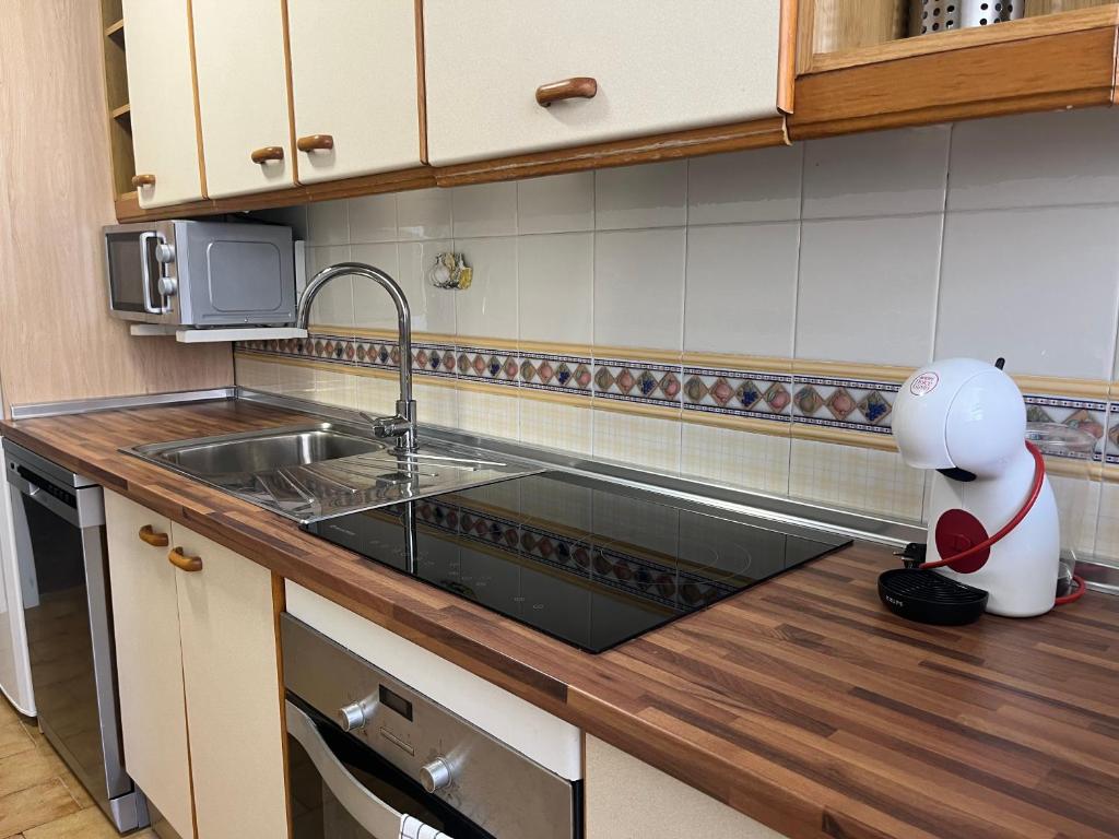 Kuchyň nebo kuchyňský kout v ubytování Sur Suites La Marina