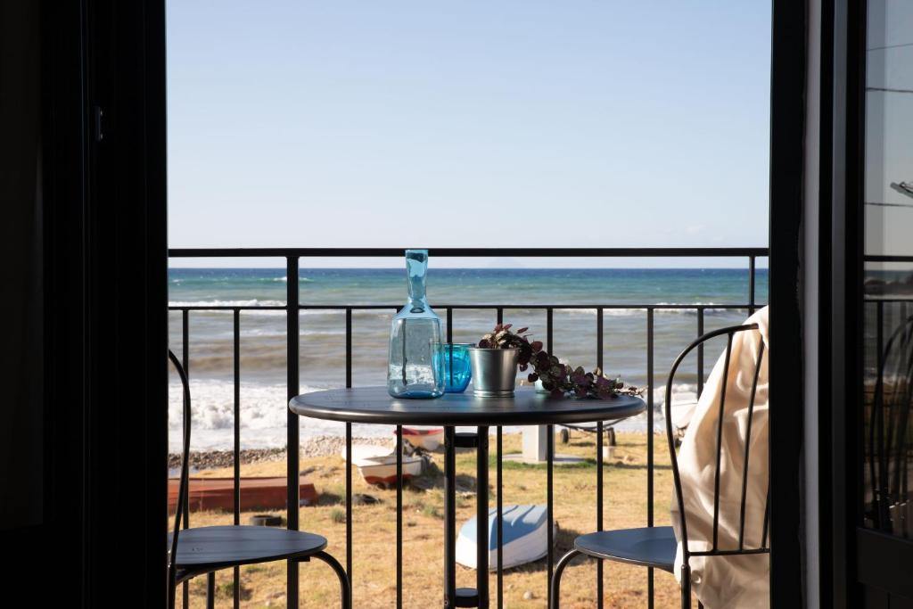 un tavolo su un balcone con vista sulla spiaggia di Tusa Bay a Castel di Tusa