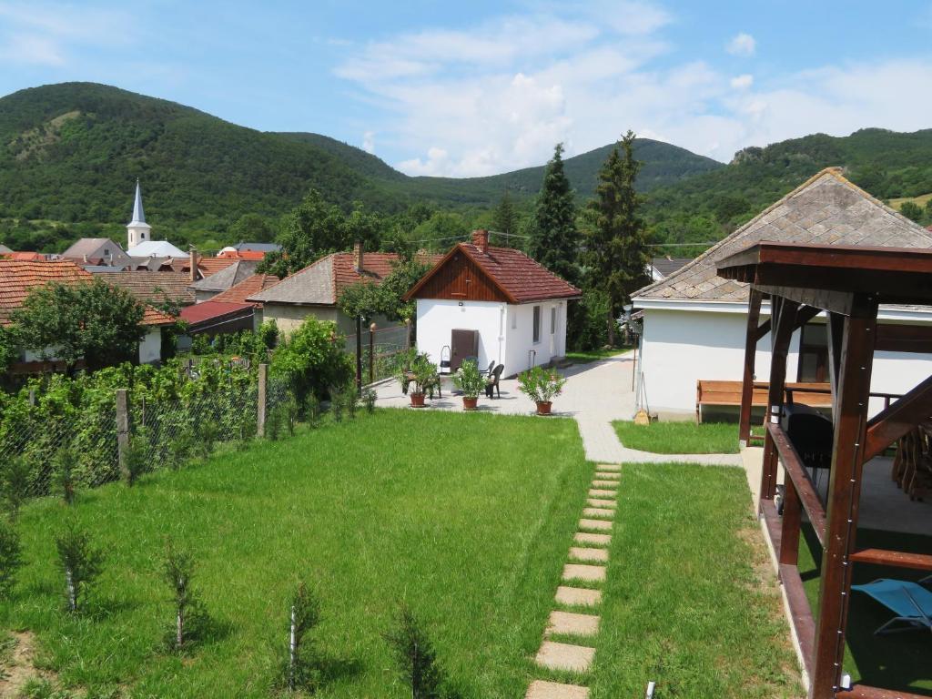 uitzicht op de tuin van een huis bij Hegyköz Vendégház 