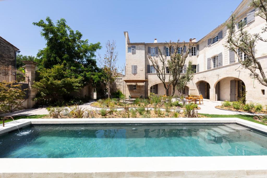 a swimming pool in the yard of a house at Maison Salix in Vallabrègues