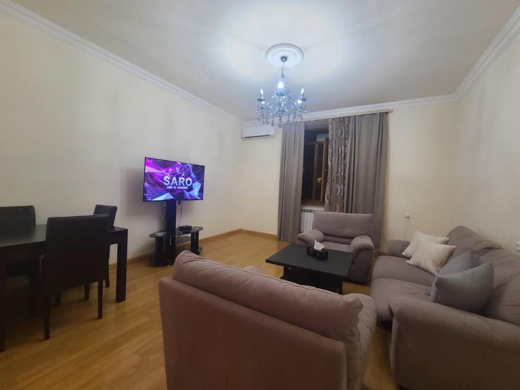 ein Wohnzimmer mit Sofa und Klavier in der Unterkunft Best Apartment In The City Center in Yerevan