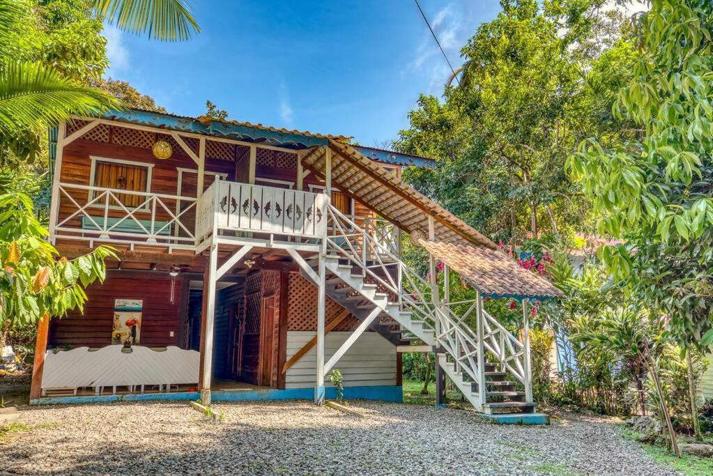 プエルト・ビエホにあるApartamento David Valleyの階段のある家