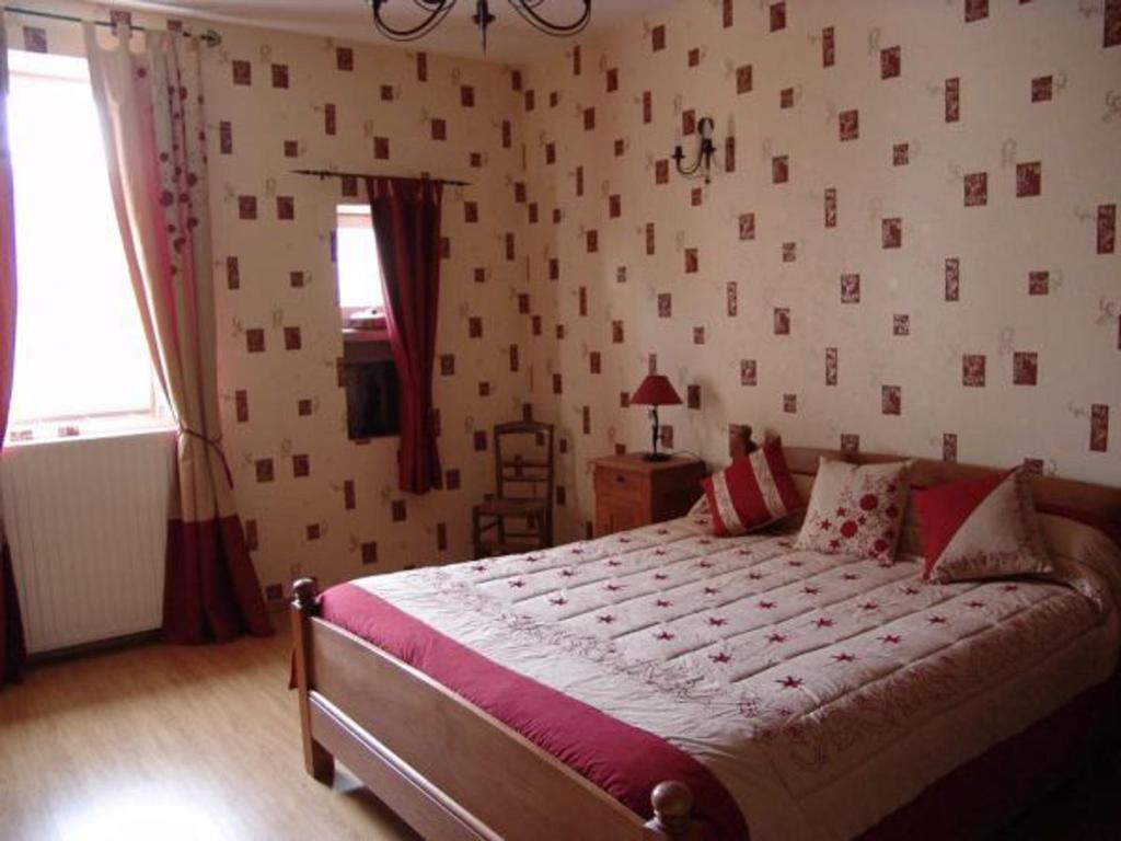 1 dormitorio con cama y pared con cuadros en Guestroom Montigny-lès-Vaucouleurs, 1 pièce, 2 personnes - FR-1-585-121, en Houdelaincourt
