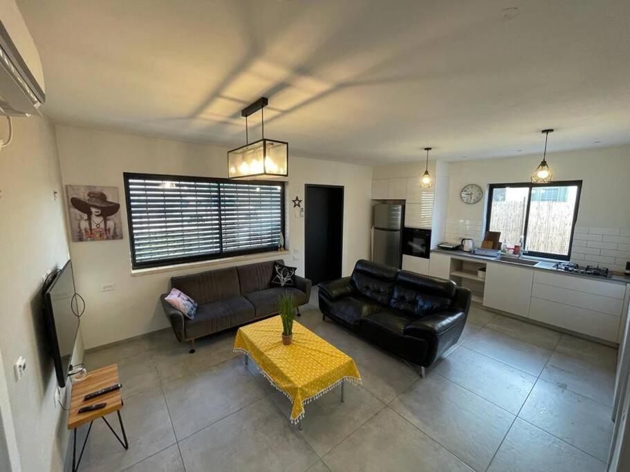 uma sala de estar com um sofá e uma mesa em Roni’s place em Bnei Yehuda