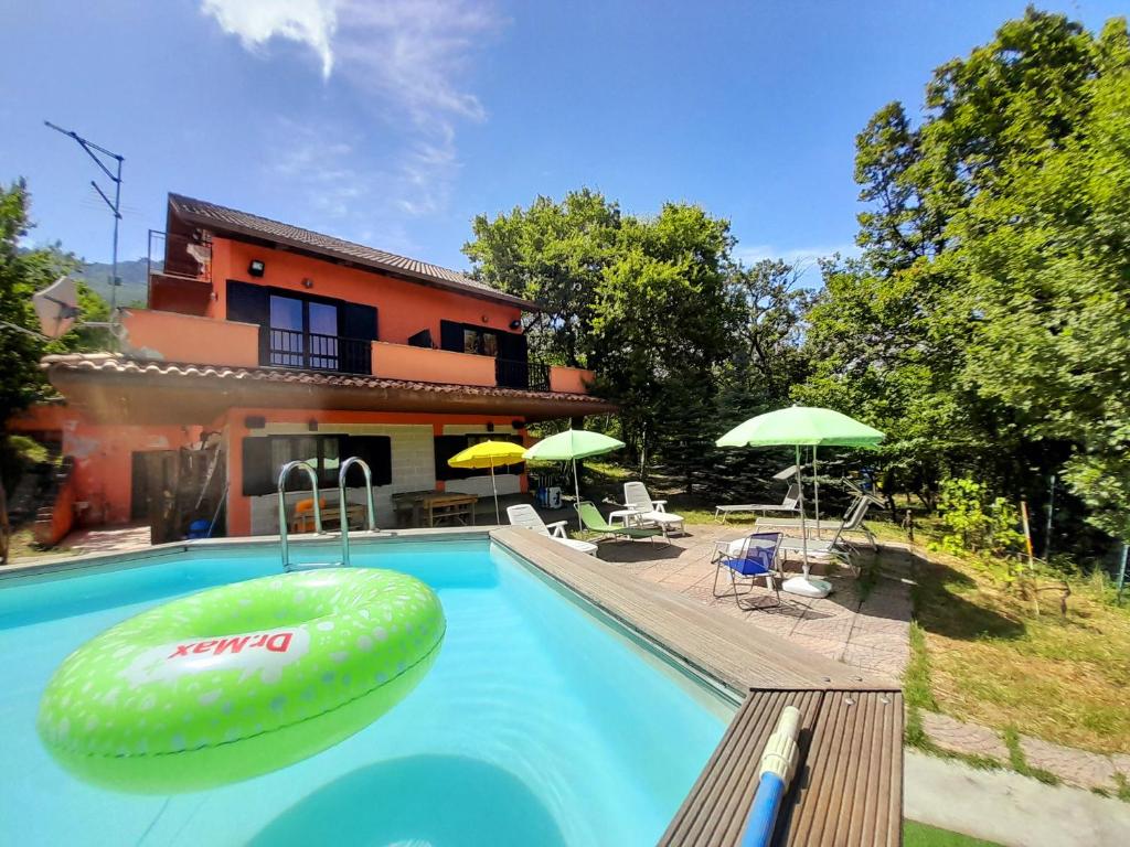 een huis met een zwembad met speelgoed erin bij Villa Maria Pia in Montebello di Bertona