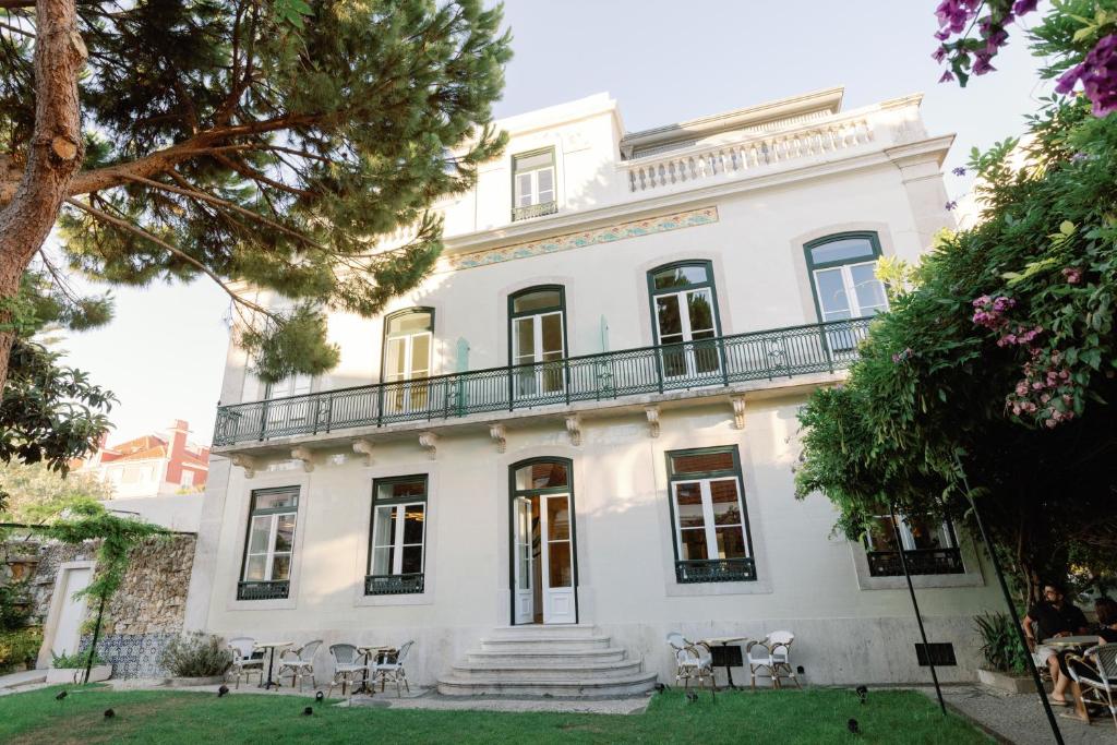 duży biały dom z balkonem w obiekcie Palácio do Visconde - The Coffee Experience w Lizbonie