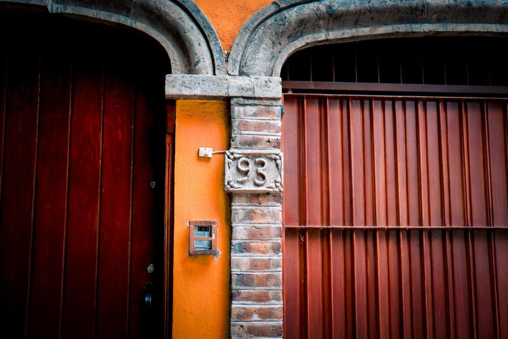 una puerta naranja y una puerta roja con una puerta en Suites Cuija Coyoacan, en Ciudad de México