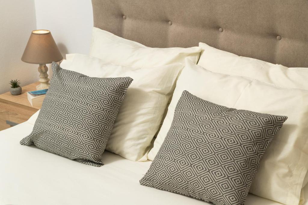 A bed or beds in a room at ModernPastel Apartment - Private Parking,Near the Old Port