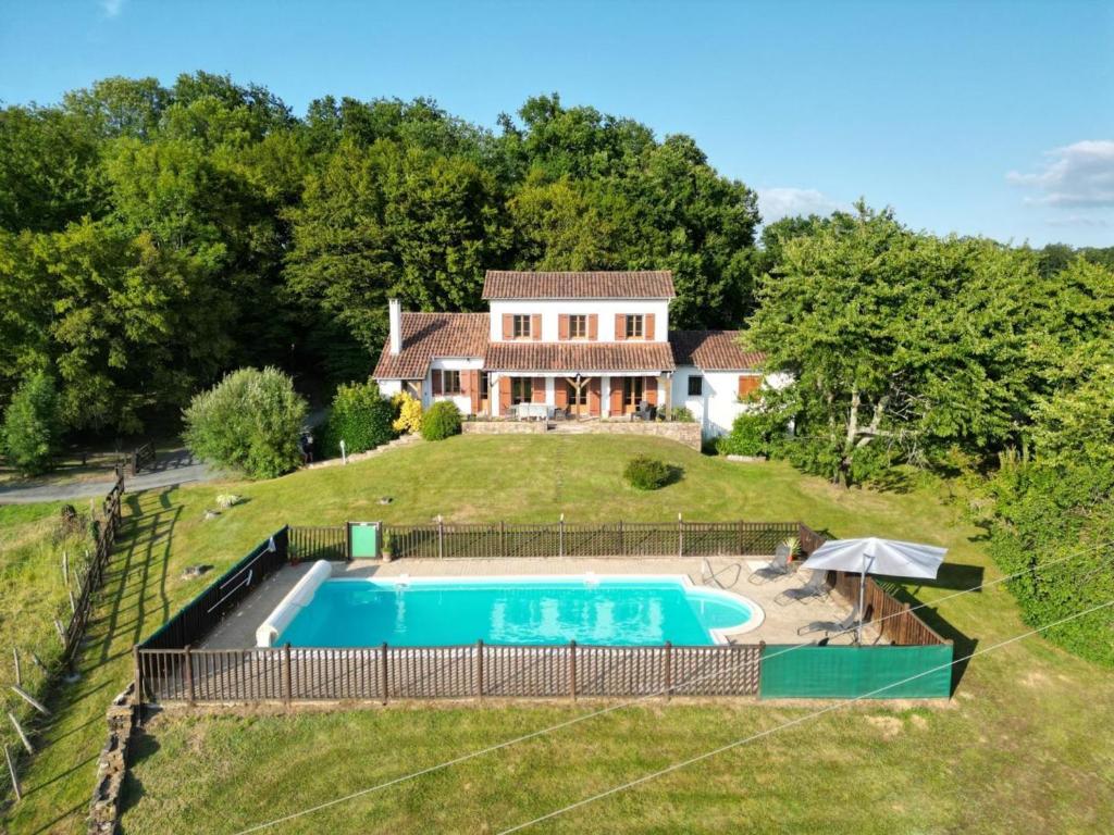 LanouailleにあるMaison spacieuse avec piscine privée, wifi et parking à Lanouaille - FR-1-616-335のプール付きの家の航空写真
