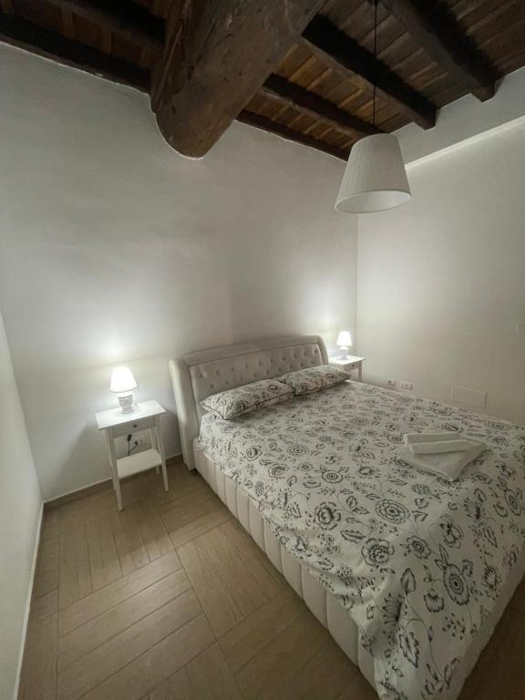 - une chambre blanche avec un lit et une table de nuit dans l'établissement AG GUEST HOUSE, à Viterbe
