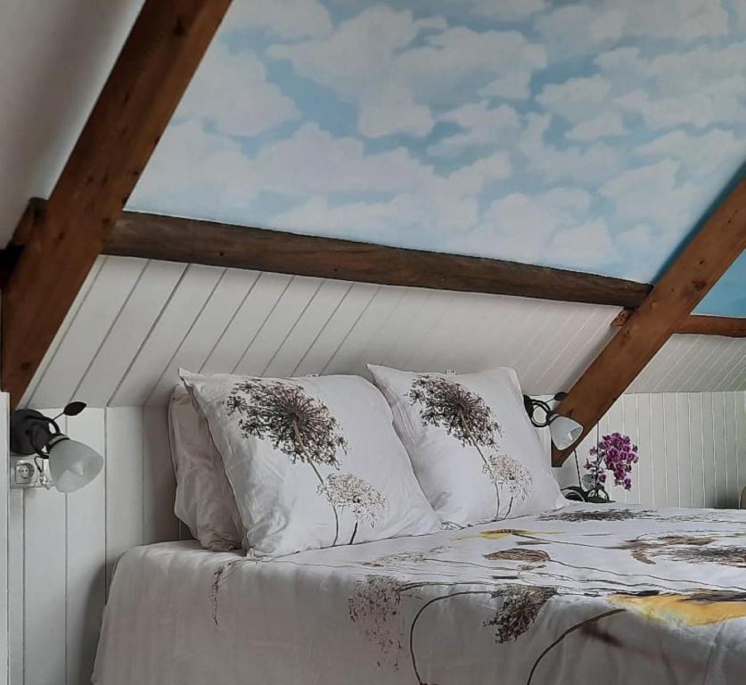 Postel nebo postele na pokoji v ubytování Rustiek Andijk