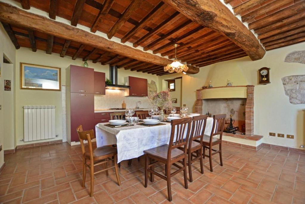 une cuisine et une salle à manger avec une table et des chaises dans l'établissement Villa Casale Di Rosa, à Lucques