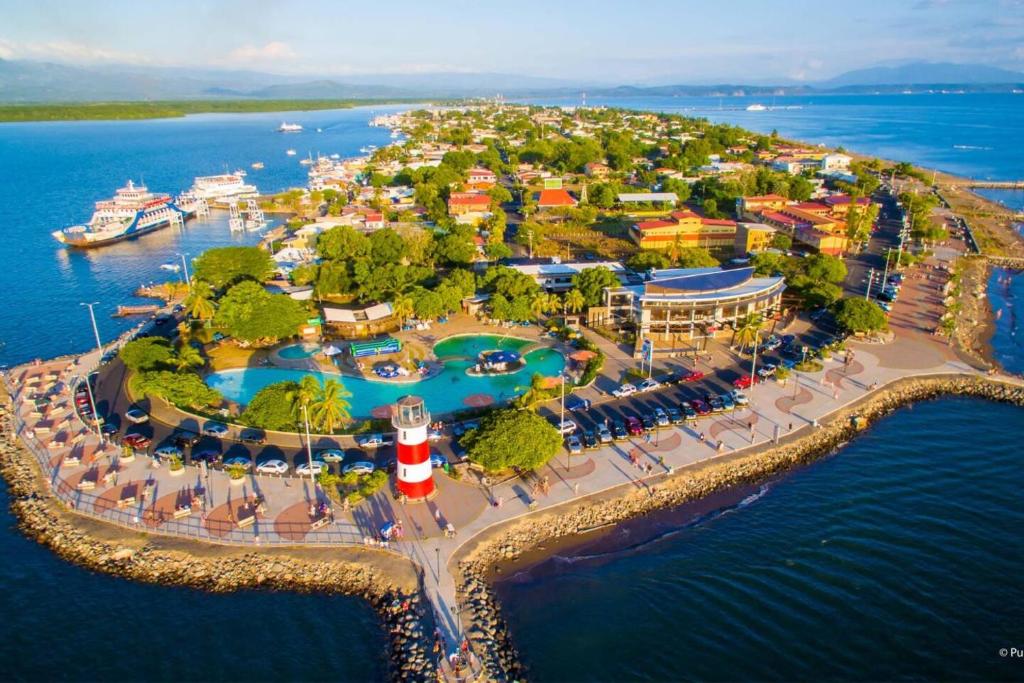 une île dans l'eau avec un complexe dans l'établissement Relax at Pier Sands Casita#1 - Close to the Beach!, à Puntarenas