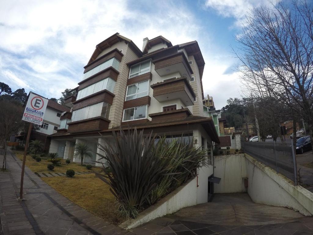 un gran edificio al lado de una calle en Solar Encantado, en Gramado