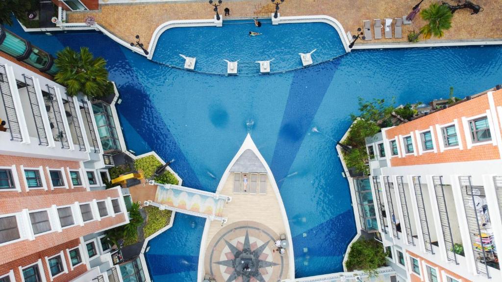 an overhead view of a swimming pool between buildings at Espana Resort Pattaya Jomtien Beach in Jomtien Beach