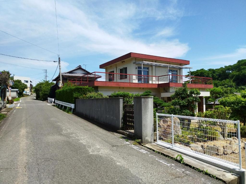 una casa al lado de una carretera con una valla en Mitoyo - House - Vacation STAY 15144, en Mitoyo