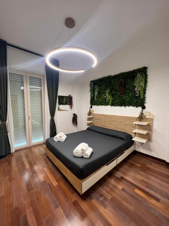 sypialnia z dużym łóżkiem z dwoma ręcznikami w obiekcie Tropical house w mieście Lecce