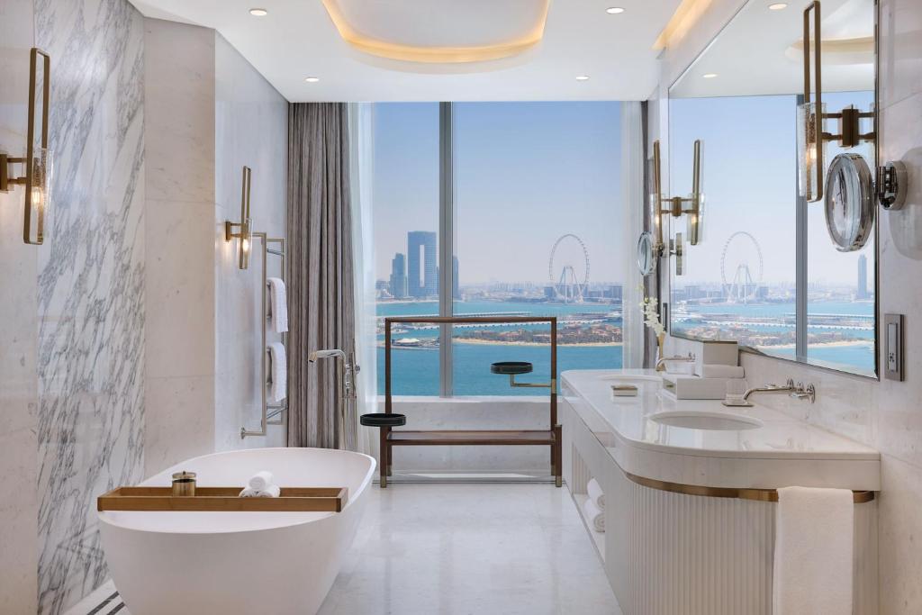 Koupelna v ubytování The St. Regis Dubai, The Palm