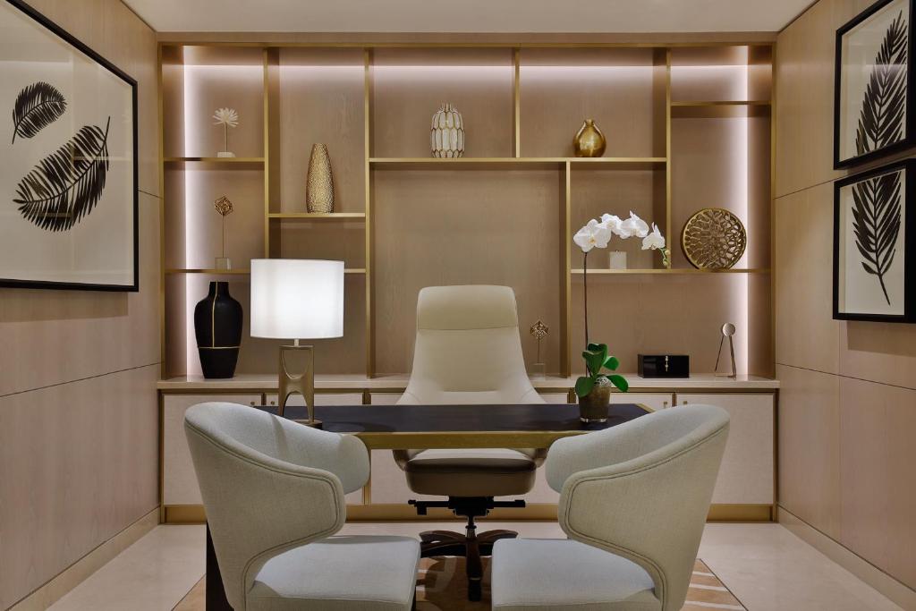 TV a/nebo společenská místnost v ubytování The St. Regis Dubai, The Palm