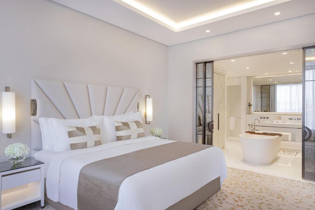 Postel nebo postele na pokoji v ubytování The St. Regis Dubai, The Palm