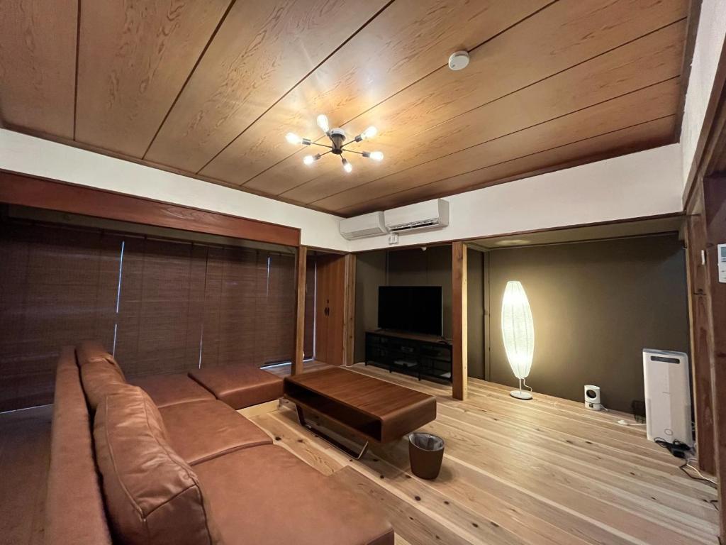 sala de estar con sofá y TV en CalmbaseRIVER - Vacation STAY 22009v en Numazu