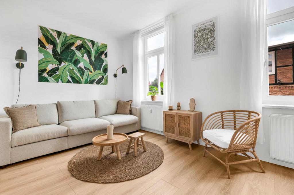 un soggiorno con divano e tavolo di nobar - Innenstadt-Apartment - Smart-TV - Kaffee - Netflix a Wernigerode