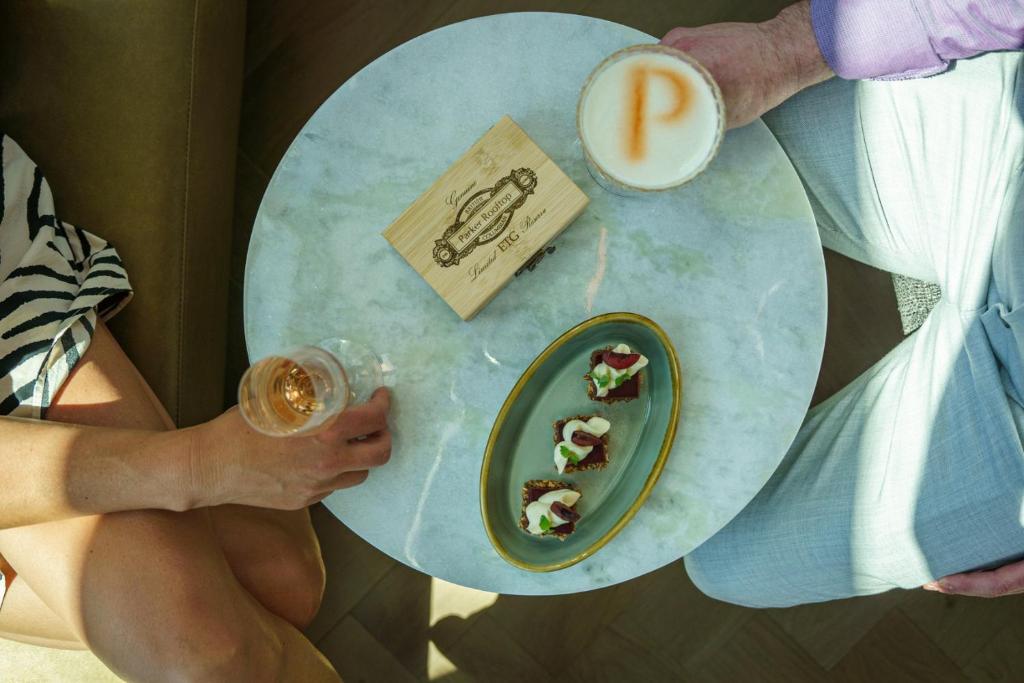 The Parker Hotel and Rooftop - Resim 44