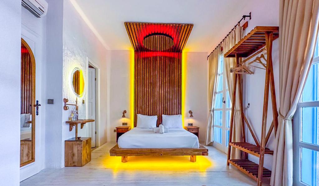 Postel nebo postele na pokoji v ubytování Banana Alaçatı Food & Stay - Adults Only