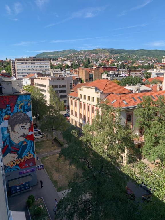 un mural en el lateral de un edificio de una ciudad en My scandinavian home, en Sarajevo