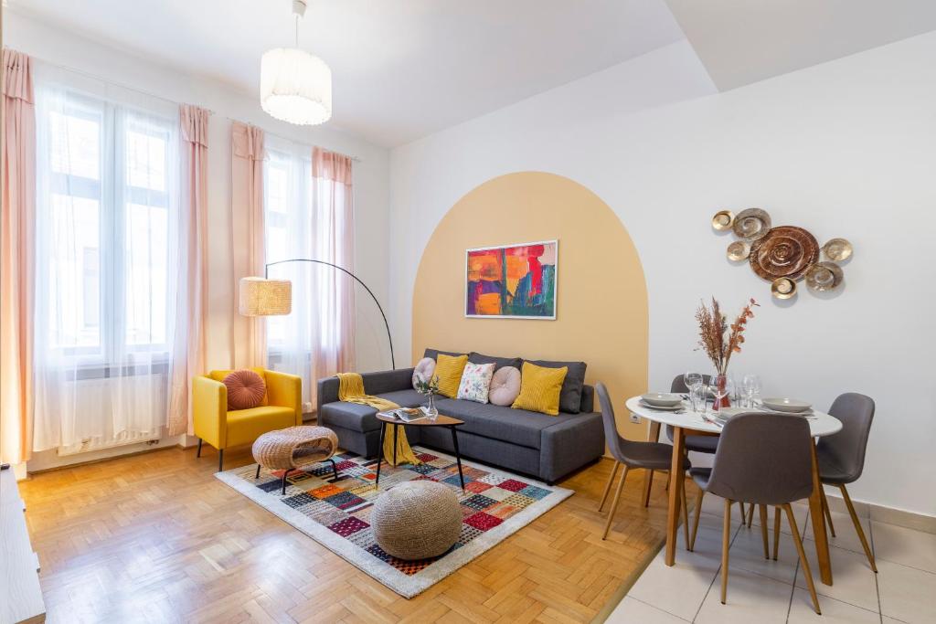 uma sala de estar com um sofá e uma mesa em Central Gozsdu Apartment in the Party Street em Budapeste