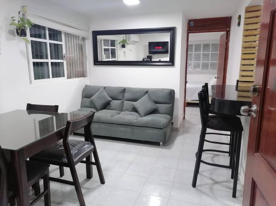 sala de estar con sofá y mesa en Departamento Centro Cancún SM 29, en Cancún