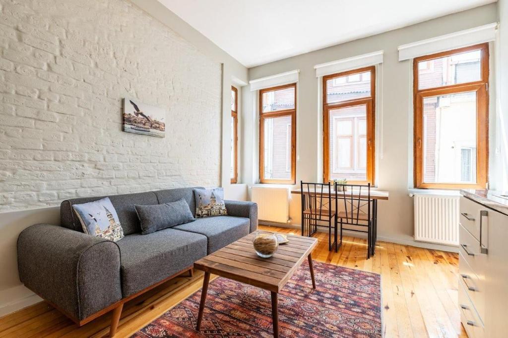 Beautiful Vibrant Cozy 1bed Home W Balcony! #298