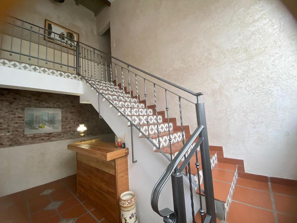 a staircase in a building with a stair case at Apartamentos Siete Cavas in Bahía Blanca