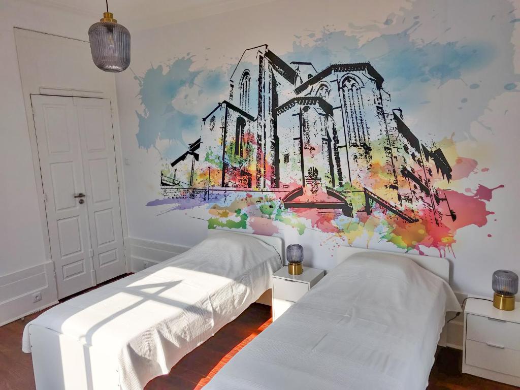ein Schlafzimmer mit 2 Betten und einem Wandgemälde in der Unterkunft OLOPO in Porto