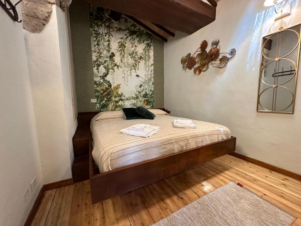 - une chambre avec un lit et 2 serviettes dans l'établissement La soffitta nel Bastione, à Pitigliano