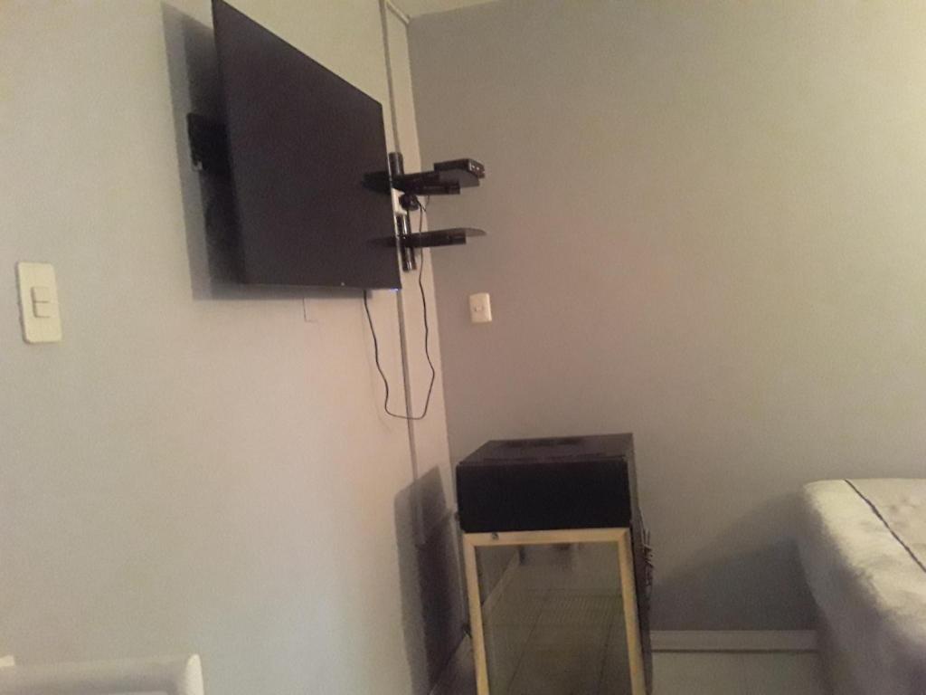 TV a/nebo společenská místnost v ubytování Derick's Inn